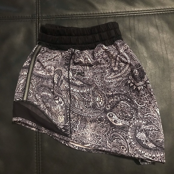 Lululemon Hotty Hot Shorts Size 10 - Picture 3 of 6